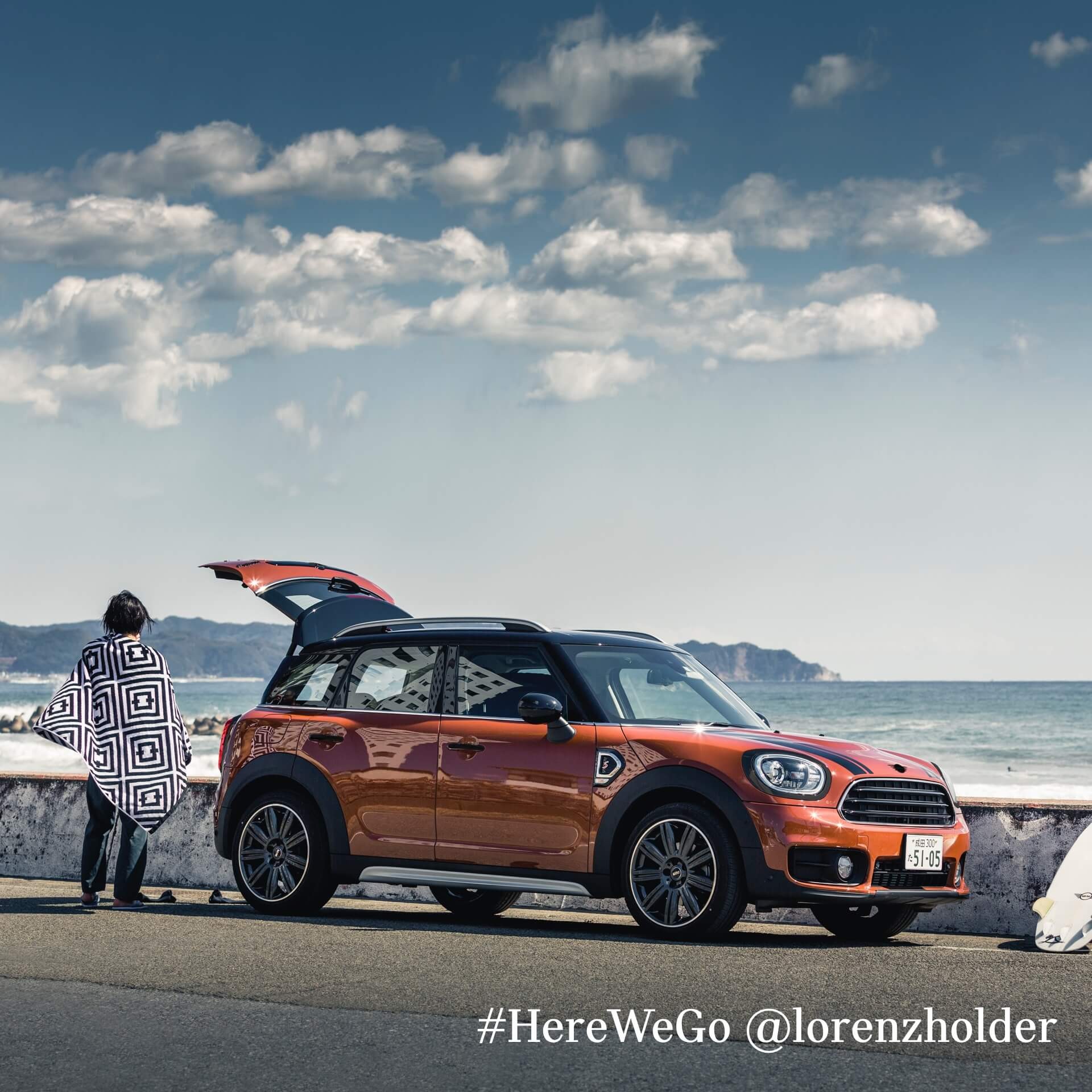 MINI Mini Cooper Countryman All4 – orange – side view outdoors MINI Mini Cooper Countryman All4 – orange – side view outdoors